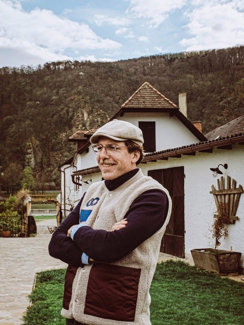 After his dive into his more than 1000-year-old wine cellar, Max Brustbauer can smile again - the vintage will certainly be excellent. (Bild: Florian Lechner)