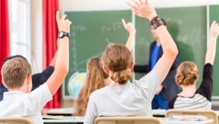 Für ihre Arbeit wollen die Lehrer gerecht entlohnt werden.  (Bild: stock.adobe.com/Kzenon - stock.adobe.com)