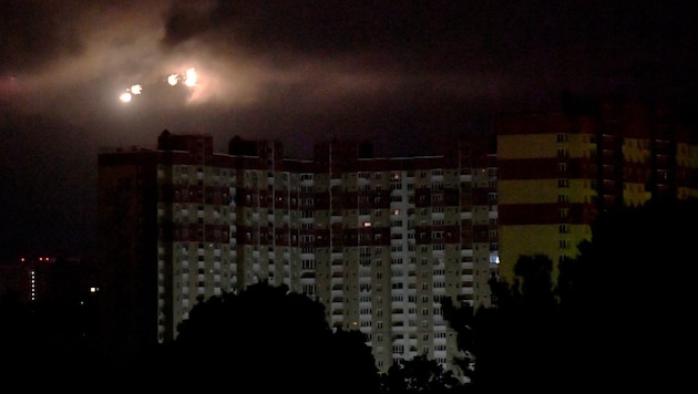 Drones explode over the Ukrainian capital Kiev when they are intercepted. (Bild: APA/AFP/Sergei SUPINSKY)