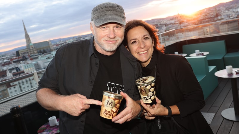 Alex List (Fotograf, Podcaster und DJ) genoss den „Magnum bonbons“-Abend mit seiner Frau Tanja. (Bild: © Katharina Schiffl)