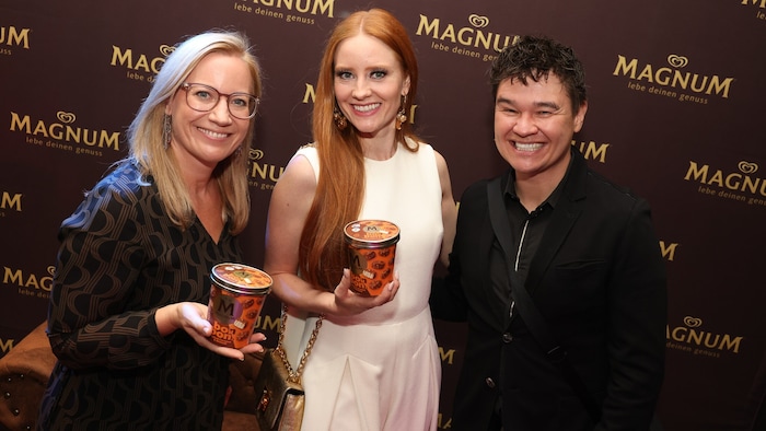 Eischefin Andrea Huber- Schallmeiner (Category Lead Ice Cream bei Unilever Austria) freute sich mit Magnum Genussbotschafterin Barbara Meier und ihrem Manager Binh Nguyen.