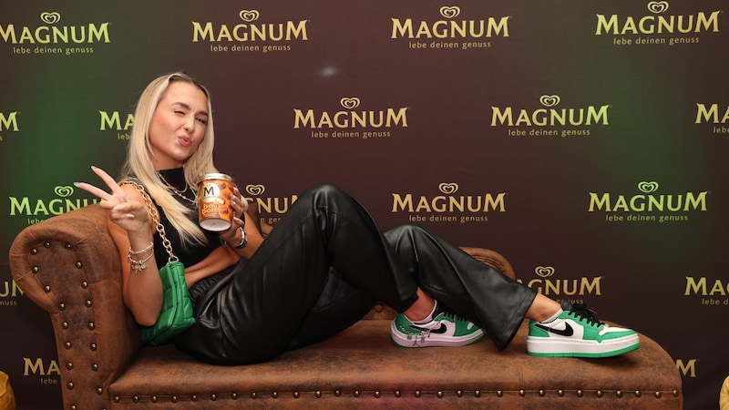 Top influencer Maria Hofmann (@maryyhx) chilling on the couch with the new Magnum sweets (Bild: © Katharina Schiffl)