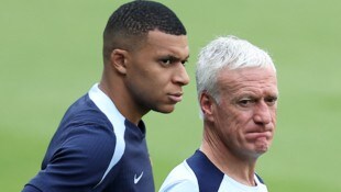 Frankreich-Trainer Didier Deschamps (re.) verzichtet auf Kylian Mbappé.