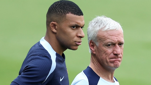 France coach Didier Deschamps (right) is without Kylian Mbappé. (Bild: APA/AFP/FRANCK FIFE)