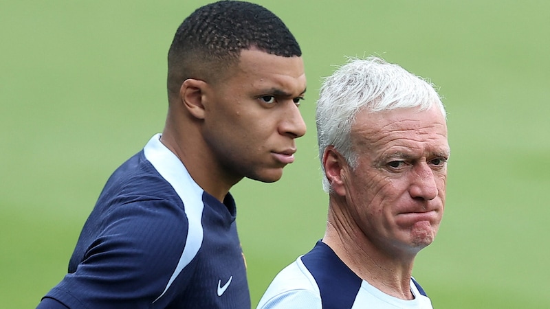 Didier Deschamps (re.) und Kylian Mbappe (Bild: APA/AFP/FRANCK FIFE)