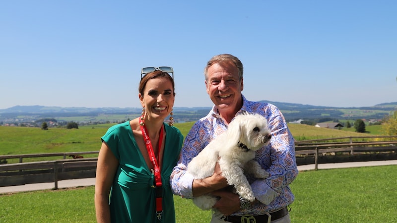 Tierfreunde unter sich: Schlagerstars Patrick Lindner mit seinem geliebten Hund „Obelix“ und Schlagersängerin Julia Raich. (Bild: Diana Zwickl)