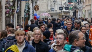 Dichtes Gedränge in der Getreidegasse