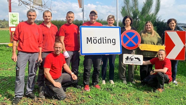 Das Team von Itek aus Grafenstein mit einer Auswahl an Schildern, die meisten davon bereits klimaneutral – einen Unterschied sieht man nicht! (Bild: Wassermann Kerstin/Kerstin Wassermann)