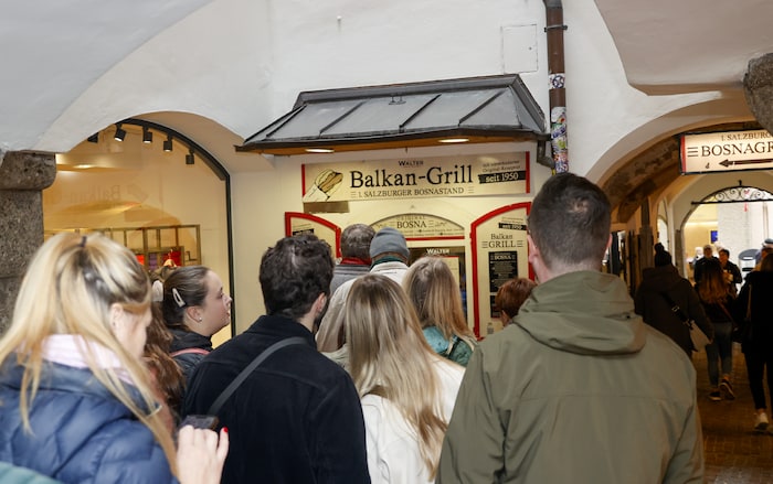 Die Leute standen Schlange für das beliebte Bosna.