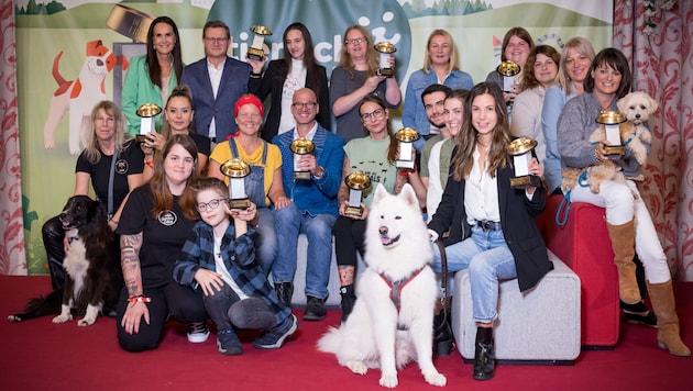 Many animal welfare heroes were honored on stage by Hermann Aigner (GF Fressnapf Austria) and Maggie Entenfellner from the "Krone" animal corner (back row left next to each other). (Bild: ©www.wildbild.at)