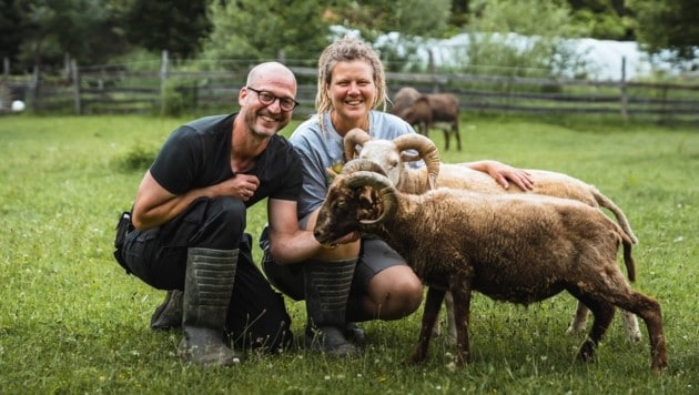 Elisabeth und Andi leben in Symbiose mit geretteten Tieren. (Bild: Hof-Sonnenweide)