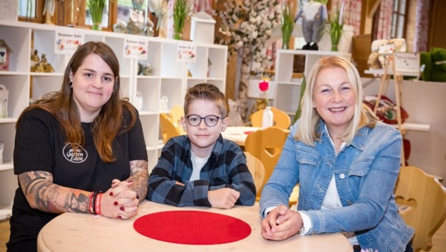 Sarah Dobernig mit Sohn Luca und Kerstin Schwabe bei der Preisverleihung auf Gut Aiderbichl. (Bild: ©www.wildbild.at)