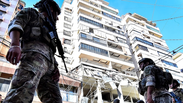 Lebanese soldiers after an Israeli air force attack in a suburb of Beirut (Bild: APA/AFP/Fadel ITANI)