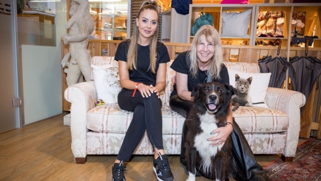 Jennifer Stanger und Angela Ortner mit Hündin „Maja“. (Bild: ©www.wildbild.at)