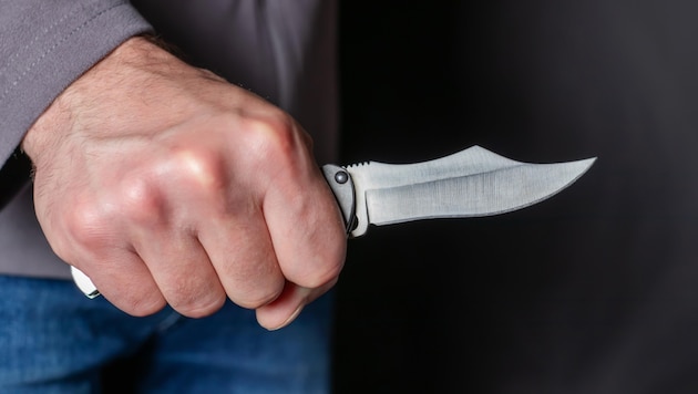 One of the men had threatened the woman with a knife. (Bild: stock.adobe.com)