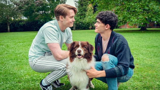 „Heartstopper“: Nick (Kit Honnor, li.) will dem essgestörten Charlie (Joe Locke) helfen, auf andere Gedanken zu kommen. (Bild: © 2023 Netflix, Inc.)