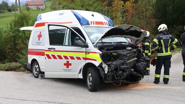 Das kaputte Rot-Kreuz-Auto. (Bild: Matthias Lauber/laumat.at/laumat)