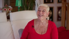 Mit 79 Jahren zeigt sie, dass es keine „alte Eisen“ gibt.