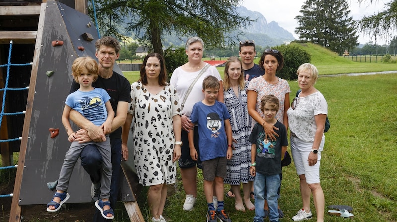 Tina Brunauer-Laimer (3rd from left) and other residents of Neualm were afraid that the playground would have to go. (Bild: Tschepp Markus)