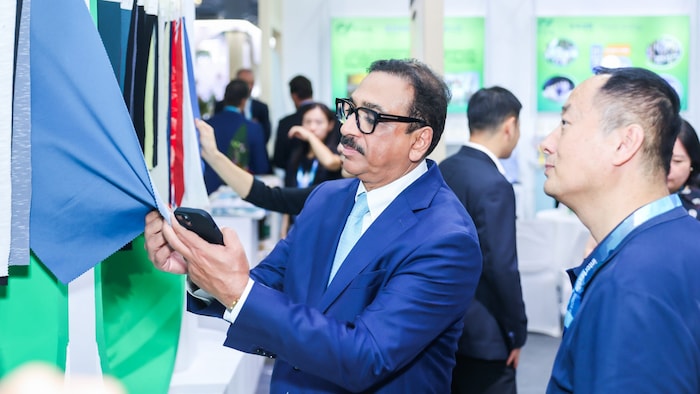 At a trade fair in Shanghai, the CEO met with customers, and he also travels a lot.
