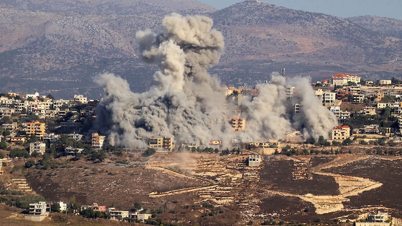 Smoke rising after an Israeli airstrike on a Beirut suburb (Bild: APA/AFP)