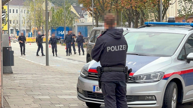 In Amstetten stellte die Polizei am Hauptplatz verdächtige Pakete sicher. Auch die Rettung stand bereit. (Bild: DOKU-NÖ/DOKU NÖ)