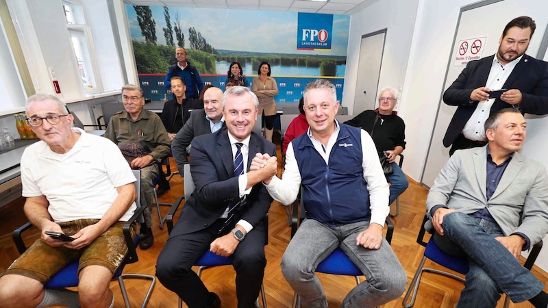 Alexander Petschnig und Norbert Hofer von der FPÖ im Freudentaumel am Wahlsonntag.  (Bild: Reinhard Judt)