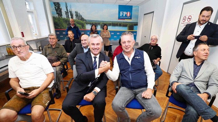 Alexander Petschnig and Norbert Hofer from the FPÖ in a state of joy on election Sunday.