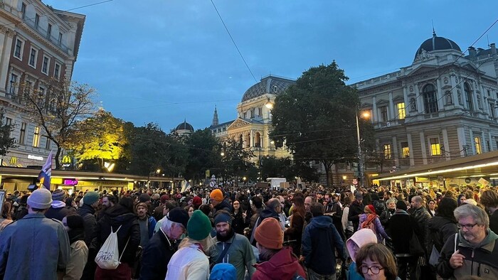 Due to the large number of demonstrators, there are considerable delays in local public ...