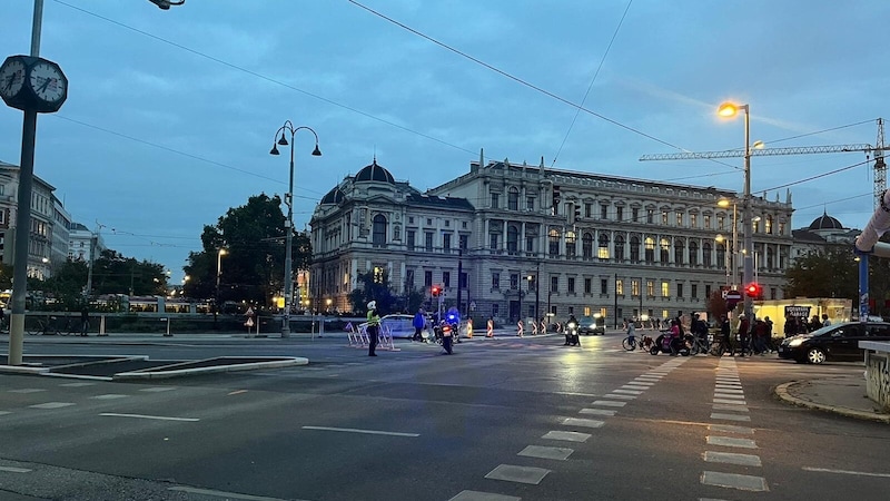 Großflächige Sperren rund um den Demonstrationsbereich wurden errichtet. (Bild: Hannah Tilly)