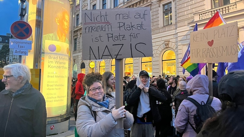 Die Donnerstagsdemos „Gegen rechts“ ruiniert der Modeboutique das Geschäft.  (Bild: Hannah Tilly)