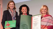 „Beste Innovatorin“ Anita Frauwallner mit Barbara Eibinger-Miedl (links) und Gabriele Lechner ...