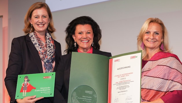 „Beste Innovatorin“ Anita Frauwallner mit Barbara Eibinger-Miedl (links) und Gabriele Lechner (rechts). (Bild: Morgenstern)