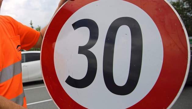 The construction workers had forgotten to remove the 30 km/h sign (symbolic image) (Bild: ANDREAS TROESTER)