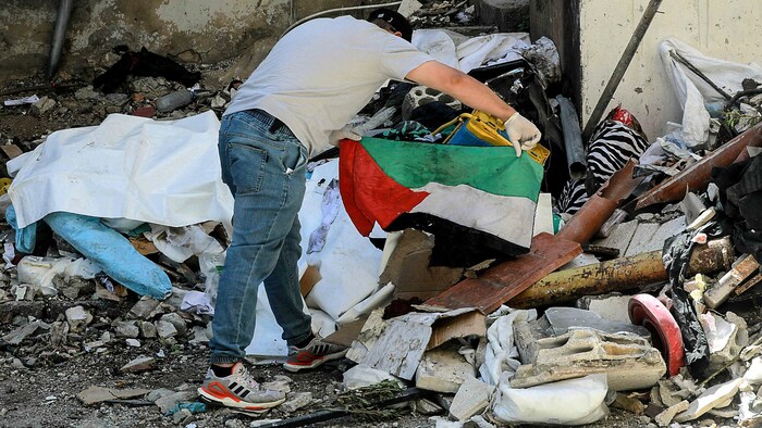 Eine palästinensische Flagge in den Trümmern nach einem Luftangriff in Beirut