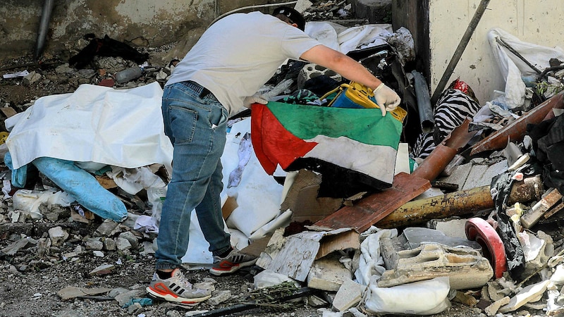 Eine palästinensische Flagge in den Trümmern nach einem Luftangriff in Beirut (Bild: APA/AFP/IBRAHIM AMRO)