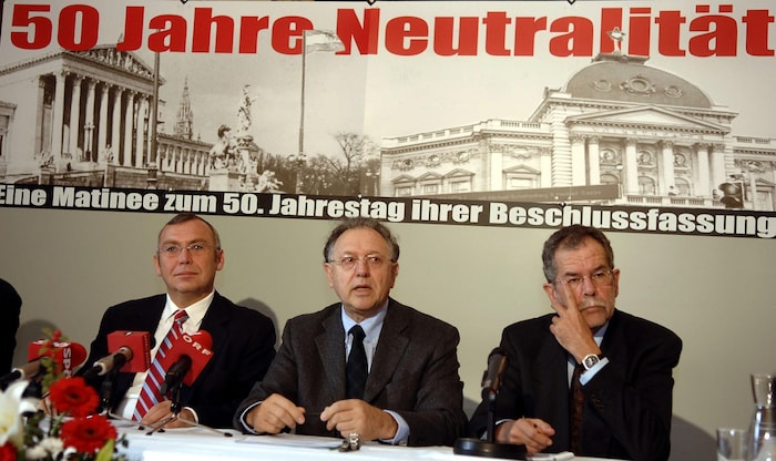 Alfred Gusenbauer, historian Gerhard Jagschitz and Alexander Van der Bellen (from left) at a press conference "50 Years of Neutrality" on October 26, 2005 at the Volkstheater in Vienna. 