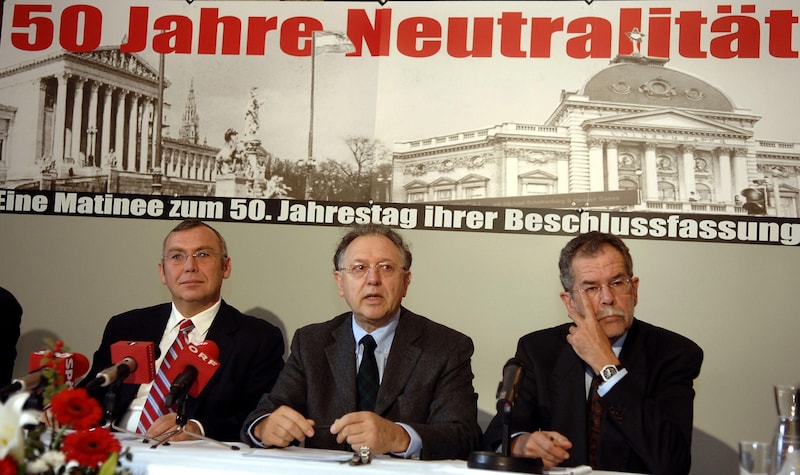 Alfred Gusenbauer, Historiker Gerhard Jagschitz und Alexander Van der Bellen (v.l.) anlässlich einer Pressekonferenz „50 Jahre Neutralität“ am 26. Oktober 2005 im Wiener Volkstheater. (Bild: APA Pool/APA/GINDL)