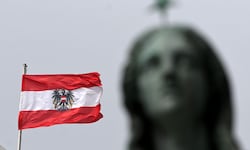 Einen Krieg auf EU-Boden in den kommenden zehn Jahren erachten beinahe gleich viele Österreicher ...