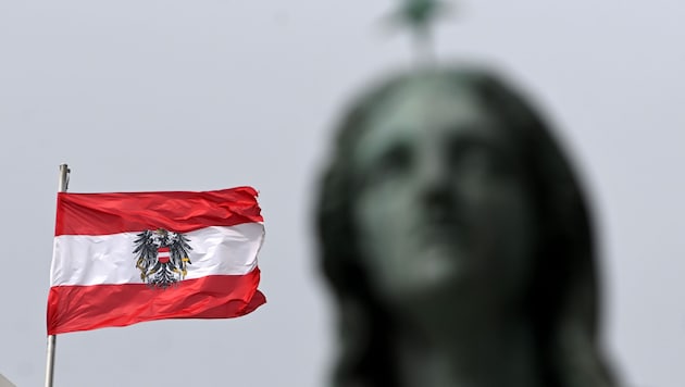 Almost as many Austrians consider a war on EU soil in the next ten years to be likely as unlikely, namely 43 and 45 percent respectively. (Bild: APA/HELMUT FOHRINGER)