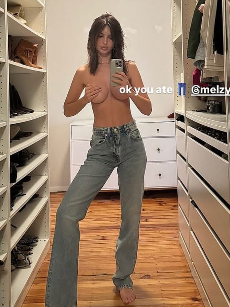 Emily Ratajkowski congratulated designer Met Ottenberg on his new jeans collection with this sexy selfie. But who's looking at the pants in this photo? (Bild: instagram.com/emrata)