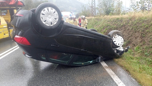 The demolished vehicle came to a standstill lying on its roof. (Bild: ZOOM Tirol/Krone KREATIV)