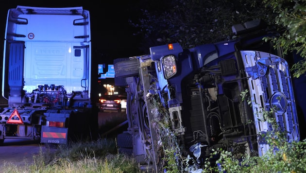 The tractor unit ended up on an embankment (Bild: laumat)