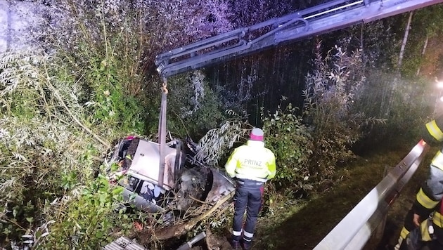 Die Feuerwehr barg den Unfallwagen  (Bild: FF Sierning)