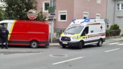 Der Verletzte wurde mit der Rettung ins Krankenhaus gebracht. (Bild: ZOOM Tirol/Krone KREATIV)