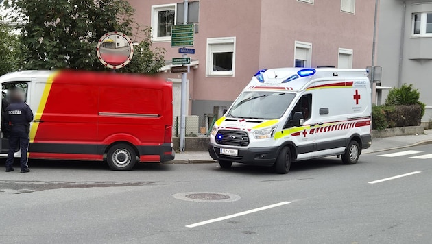 Der Verletzte wurde mit der Rettung ins Krankenhaus gebracht. (Bild: ZOOM Tirol/Krone KREATIV)