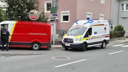 Der Verletzte wurde mit der Rettung ins Krankenhaus gebracht. (Bild: ZOOM Tirol/Krone KREATIV)