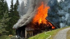 Die abgelegene Almhütte im Gemeindegebiet von Goldegg brannte lichterloh. (Bild: FF Schwarzach)