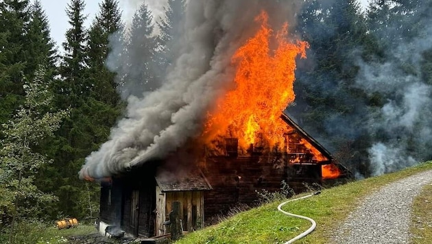 Die abgelegene Almhütte im Gemeindegebiet von Goldegg brannte lichterloh. (Bild: FF Schwarzach)