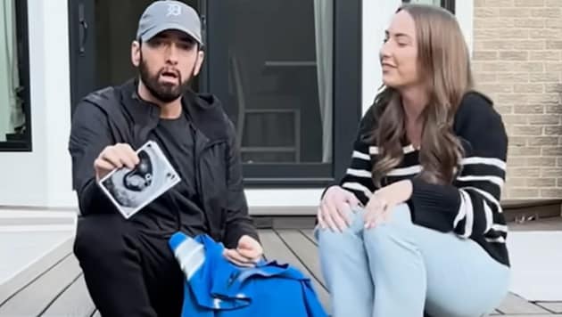 Eminem is moved to tears when daughter Hailie Jane Scott announces that he is going to be a grandpa. The heartwarming scene can be seen in the video clip for Eminem's new song "Temporary". (Bild: Screenshot youtube.com/EminemMusic)